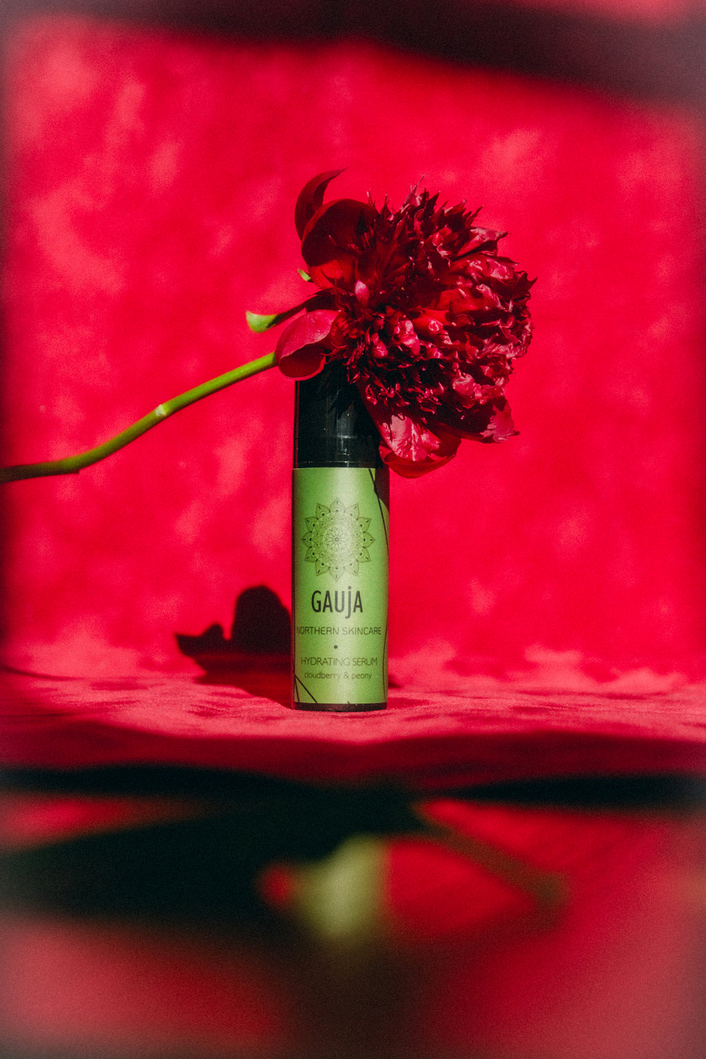 Mitrinošs sejas serums ar lāceņu un peoniju ekstraktu