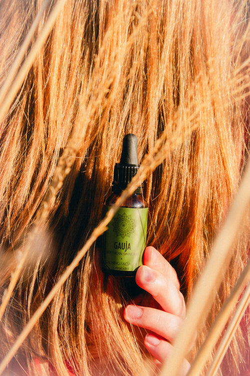 Nomierinoša kaņepju sejas eļļa